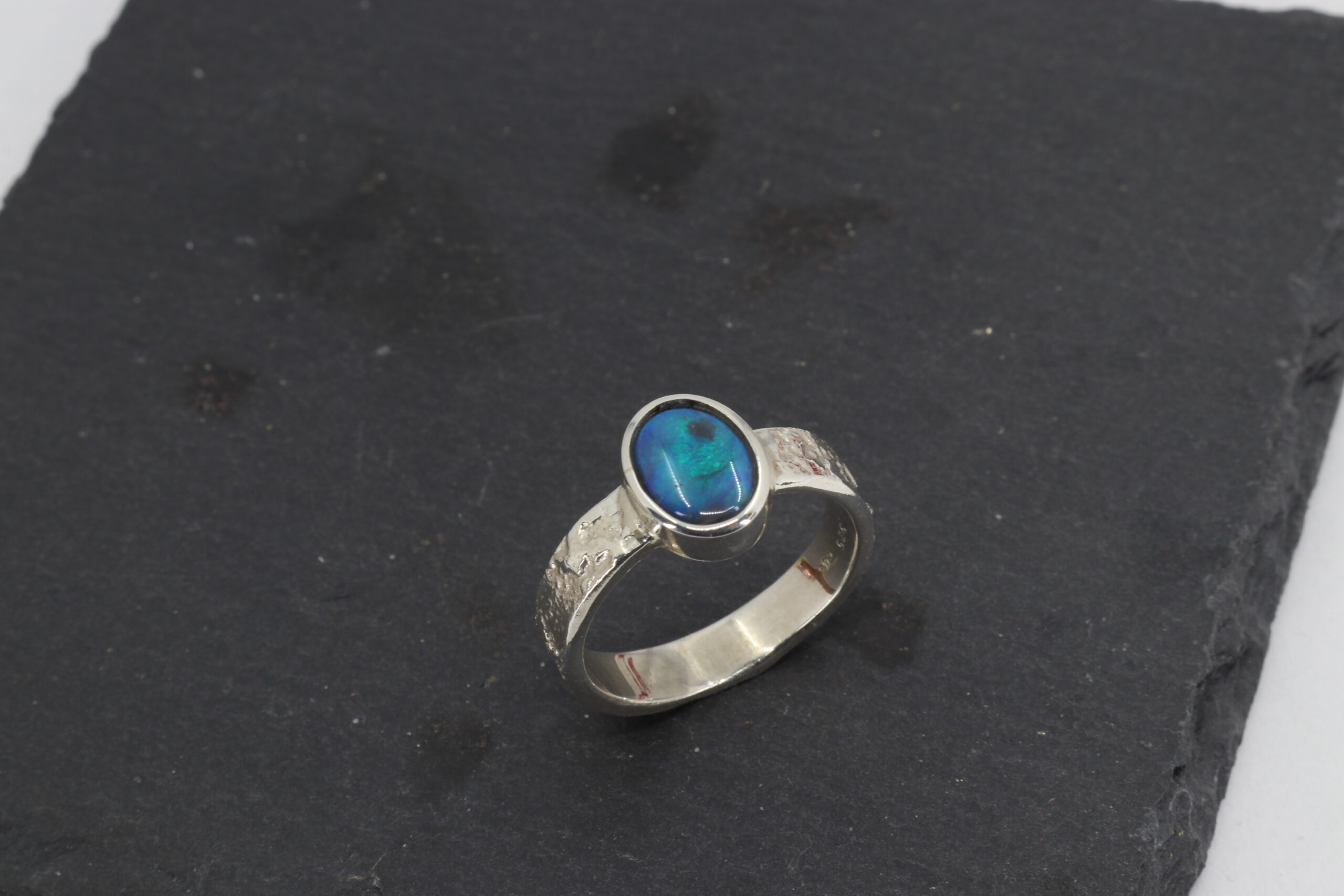 Ring 925/- Sterlingsilber mit Boulder Opal. Ring in Handarbeit gefertigt. Einzelstück. Ringschiene mit besonderer Struktur