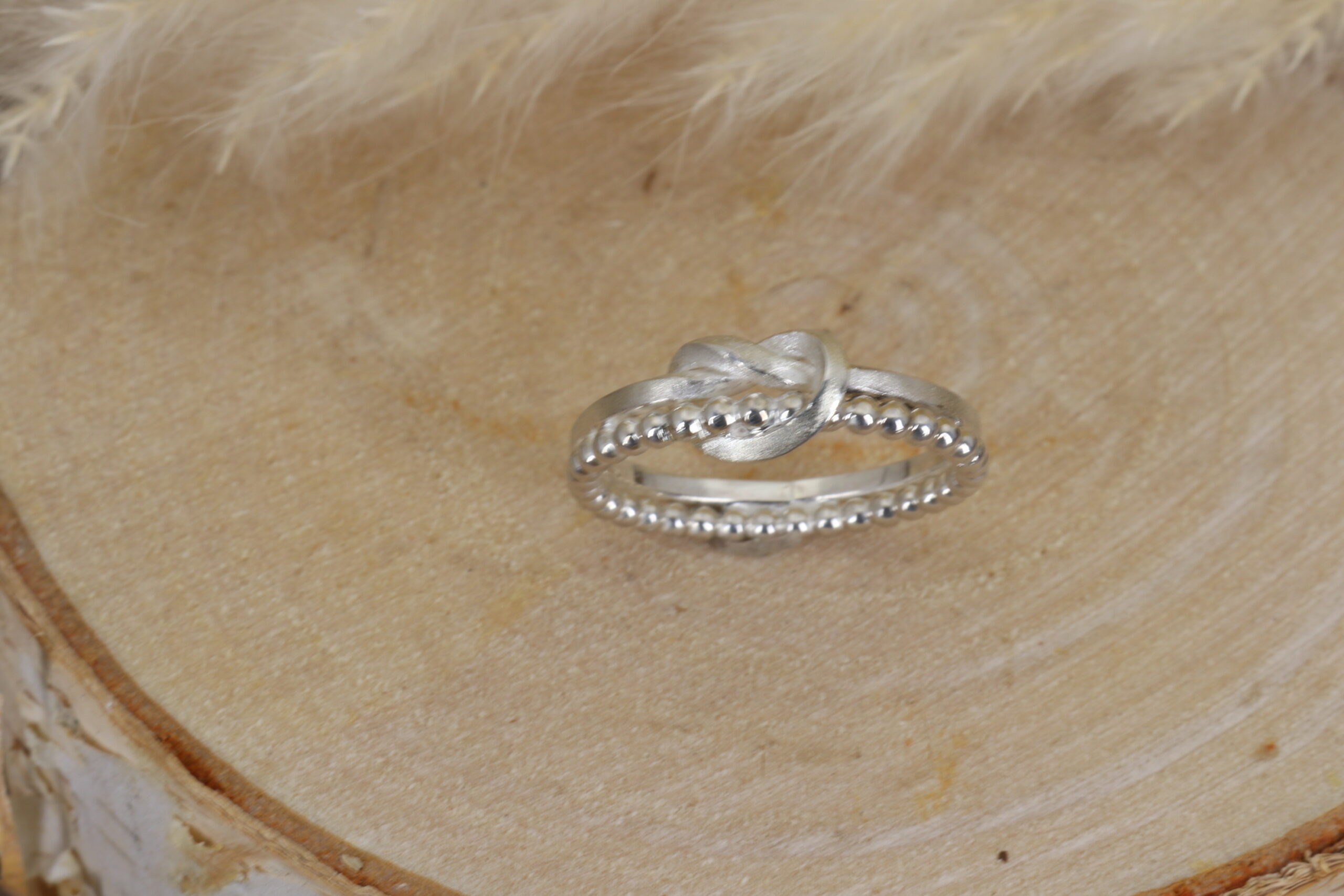 Ring mit Knoten